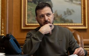 По словам Зеленского, в первые дни оккупации Украины "кое-кто" передал ему ультиматум от Путина