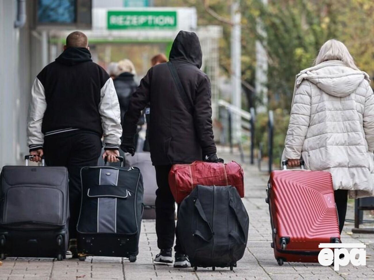 За даними опитування фонду "Демократичні ініціативи", більшість українців не хотіла б виїжджати до іншої країни на постійне місце проживання