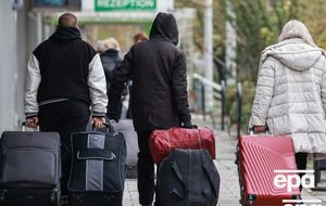 За даними опитування фонду "Демократичні ініціативи", більшість українців не хотіла б виїжджати до іншої країни на постійне місце проживання