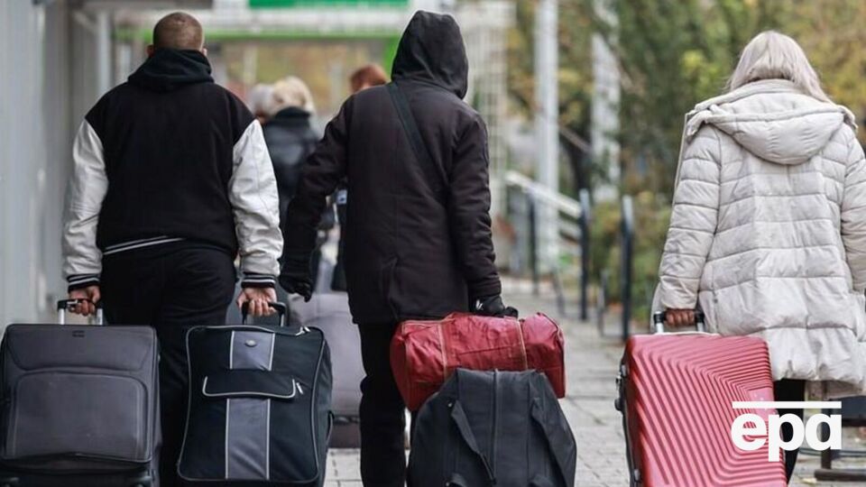 За даними опитування фонду "Демократичні ініціативи", більшість українців не хотіла б виїжджати до іншої країни на постійне місце проживання