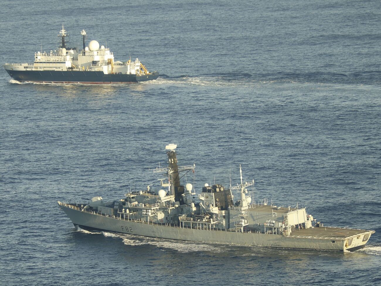 Российское судно "Янтарь" сопроводили корабли Королевского флота Великобритании