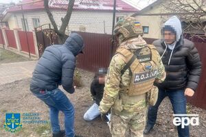 Опасаясь за свою жизнь и здоровье, потерпевший уплатил вымогателям 70 тыс. грн, затем они забрали у него еще 5 тыс. грн