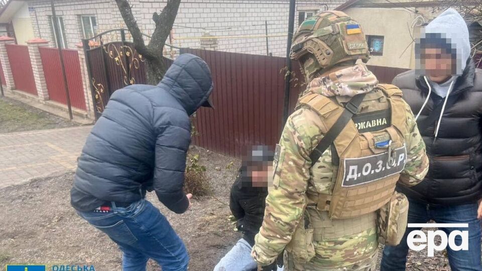 Побоюючись за своє життя й здоров'я, потерпілий сплатив здирникам 70 тис. грн, потім вони забрали в нього ще 5 тис.