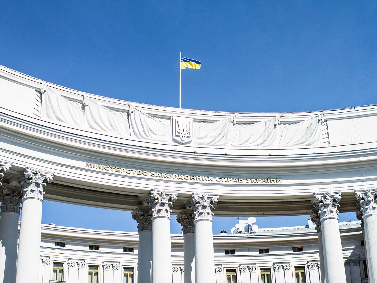 Глава МЗС розповів, якими послугами зможуть скористатися українці за кордоном