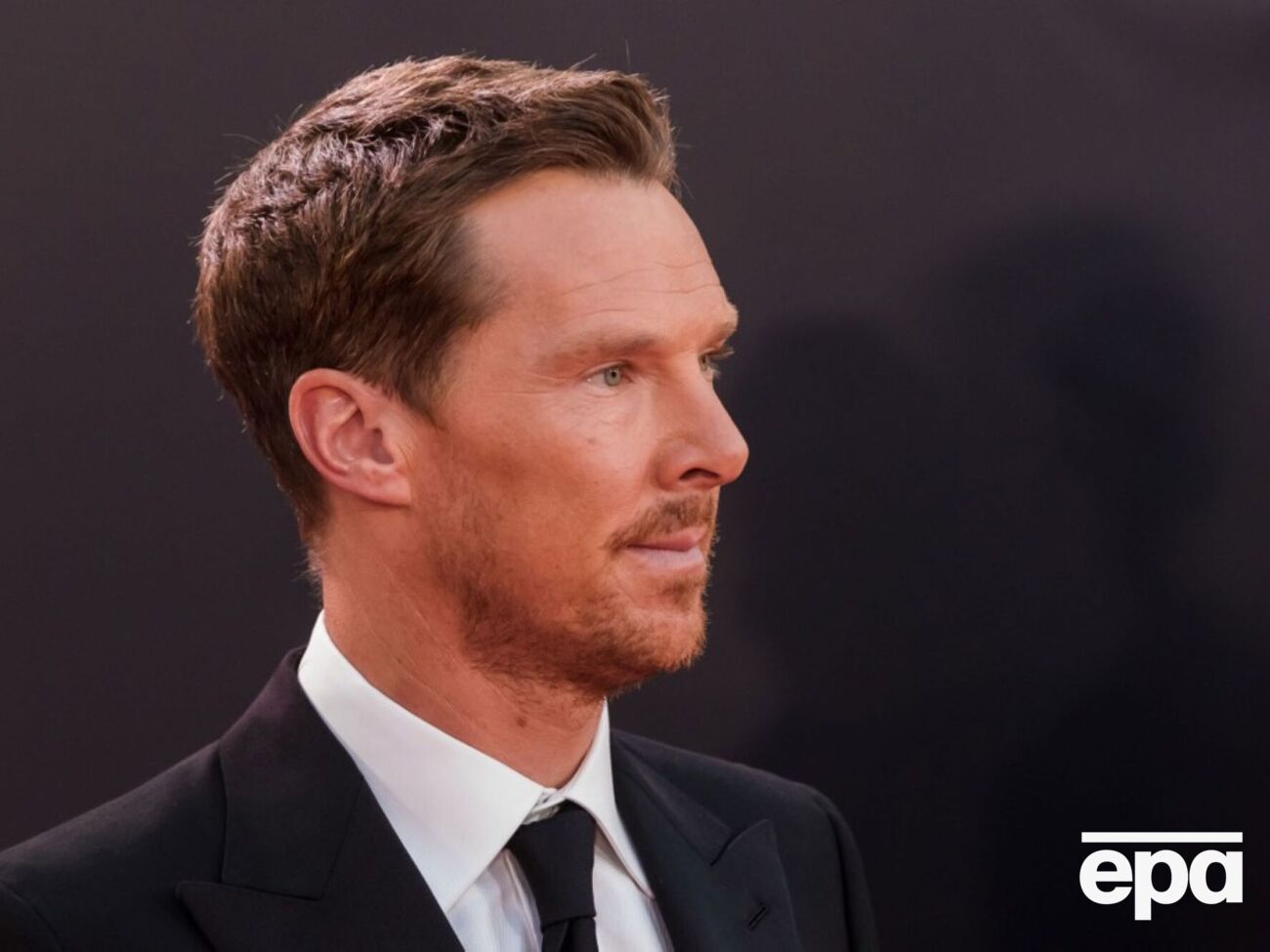 Камбербэтч был захвачен в плен, когда вместе с друзьями возвращался с дайвинга и в дороге у них лопнуло колесо