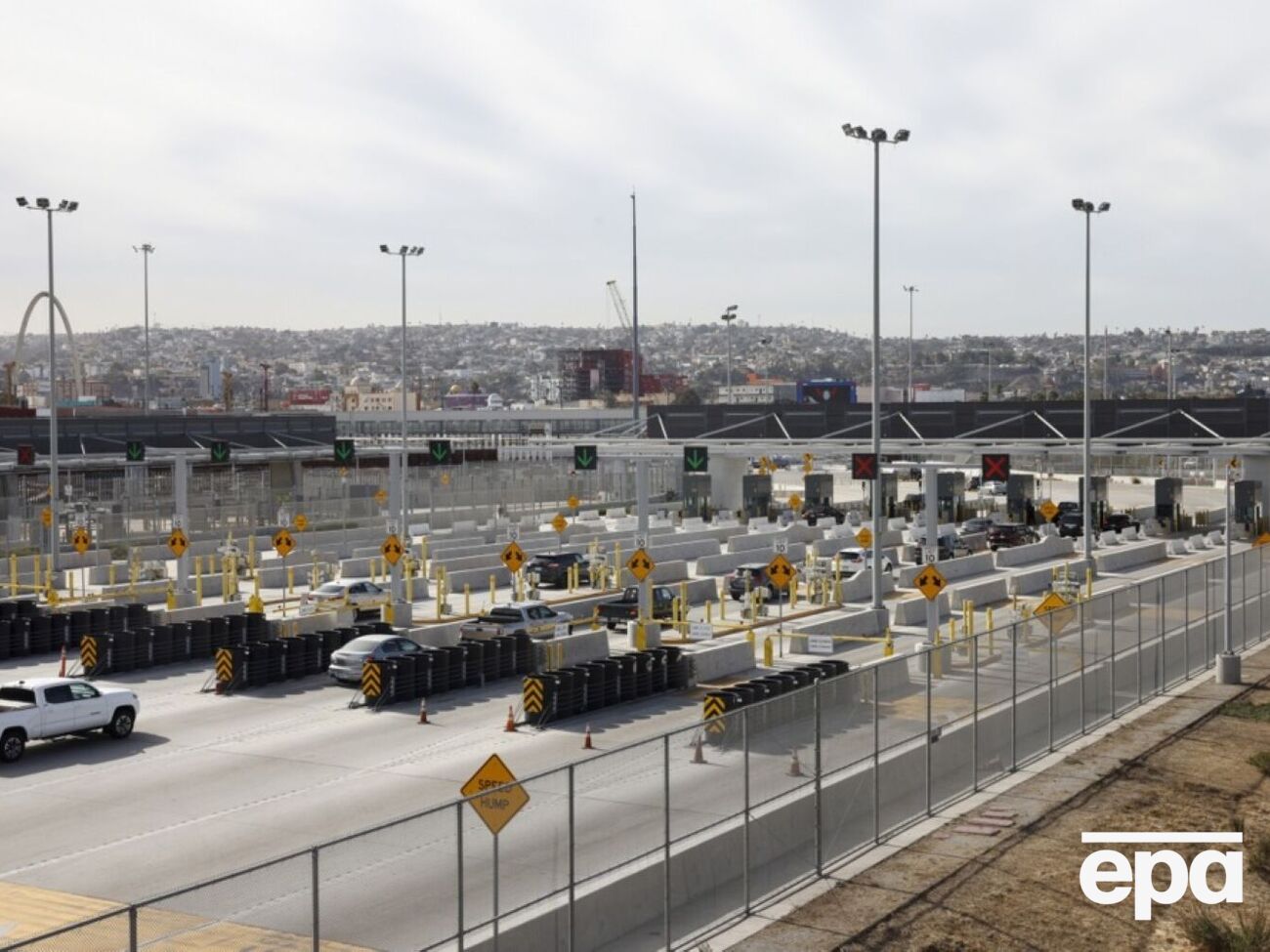 Указ також передбачає негайну депортацію нелегальних мігрантів