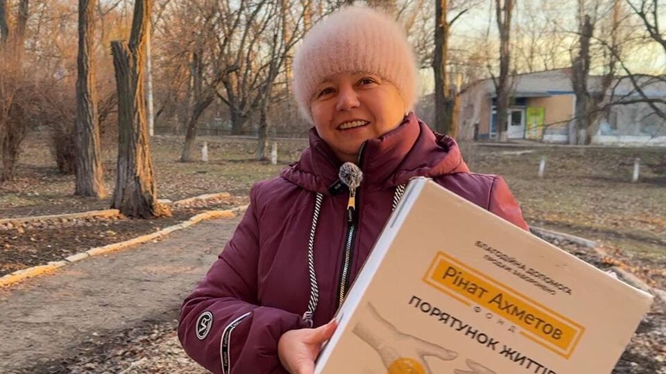 Фонд Ріната Ахметова привіз продовольчу допомогу жителям прифронтового району Донецької області
