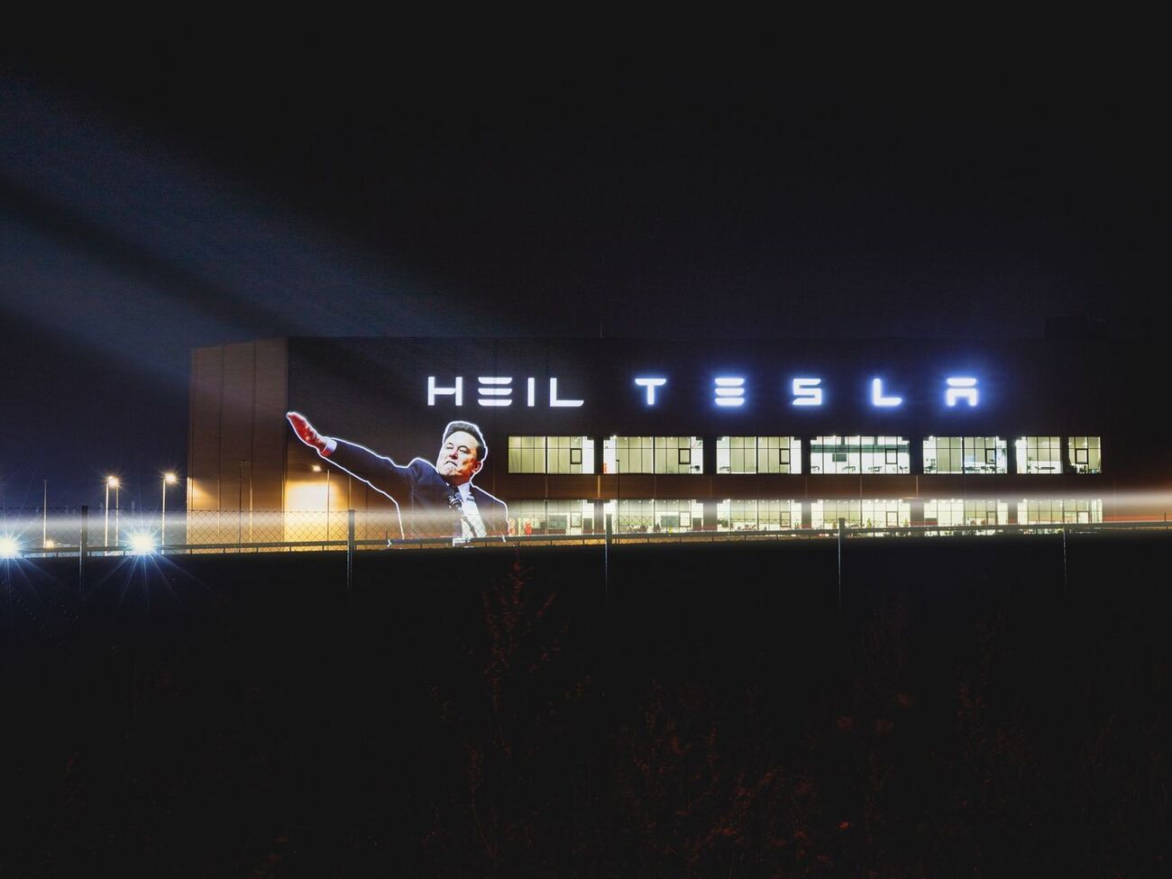 Устроители акции считают, что Маск продвигает ультраправых