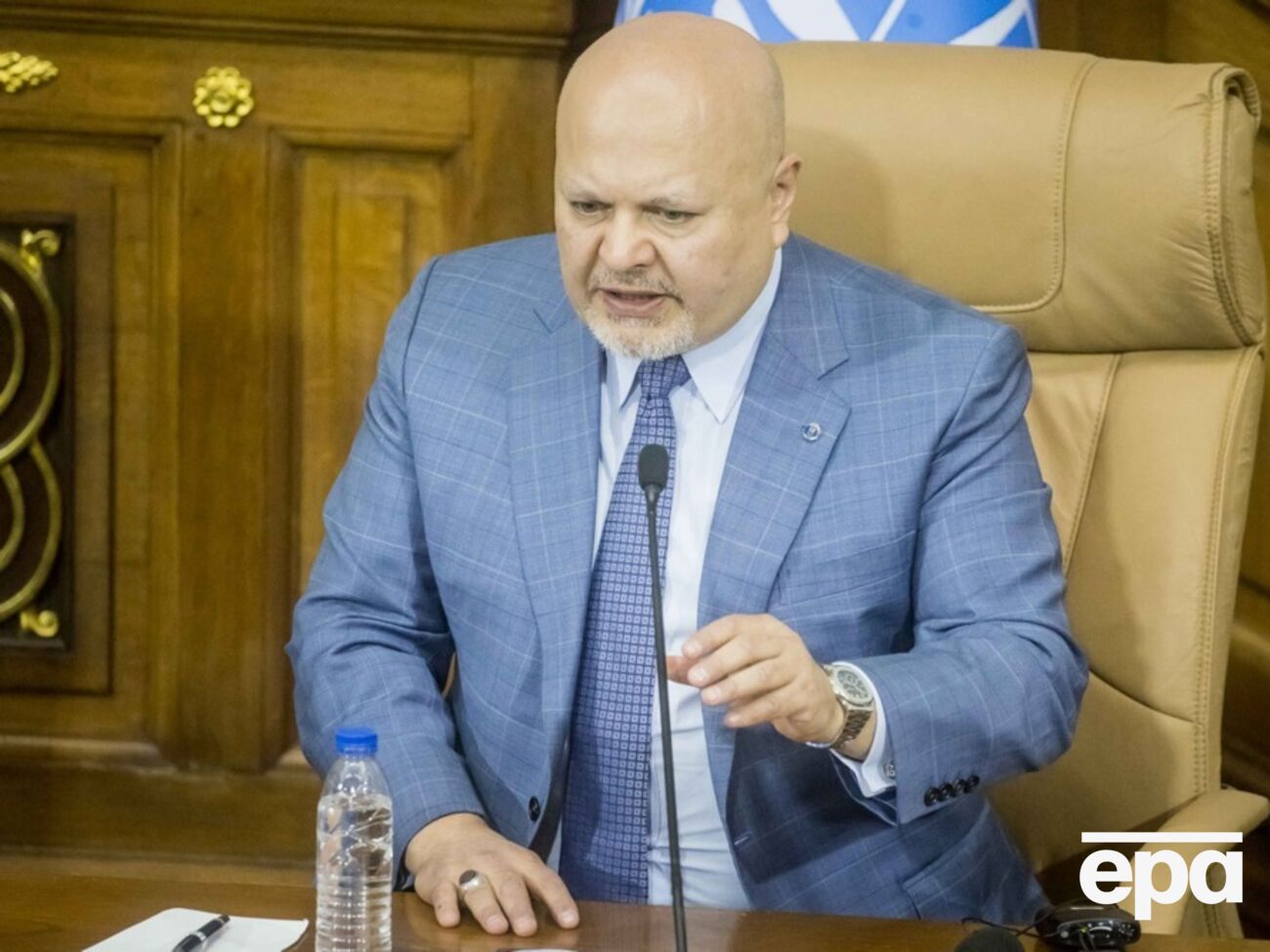 Хан отметил, что запрос на арест связан, в том числе, с ограничением прав женщин