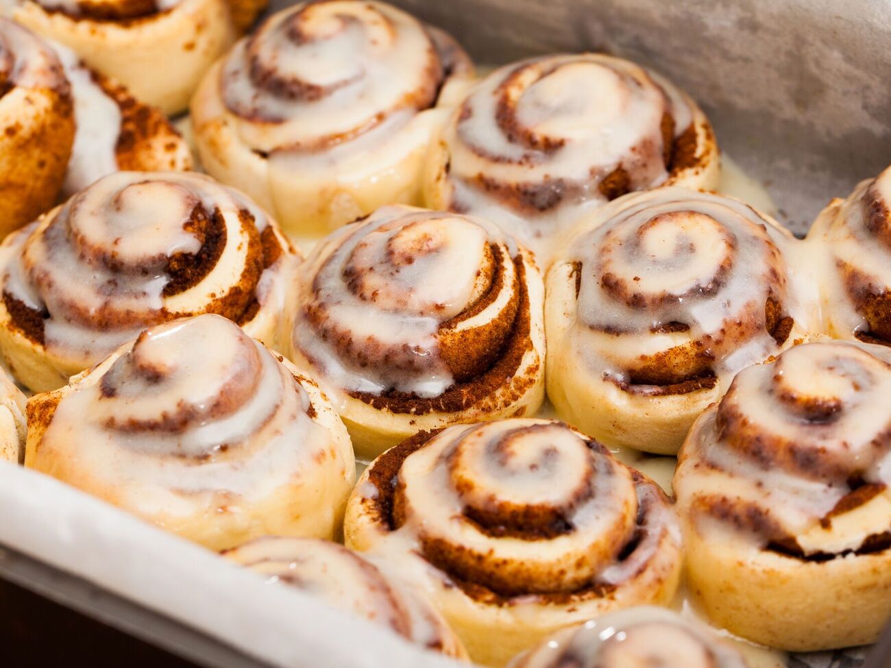 Синнабоны подают с заливкой