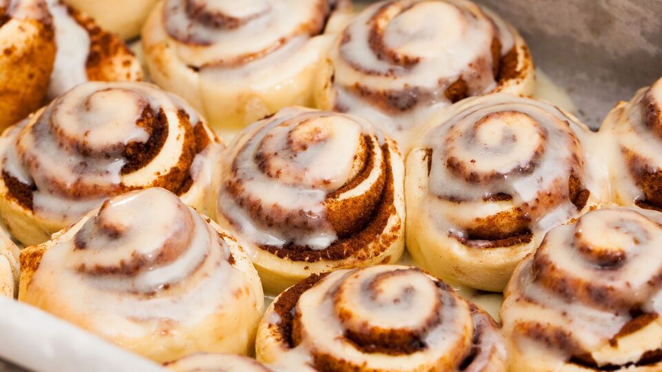 Синнабоны подают с заливкой