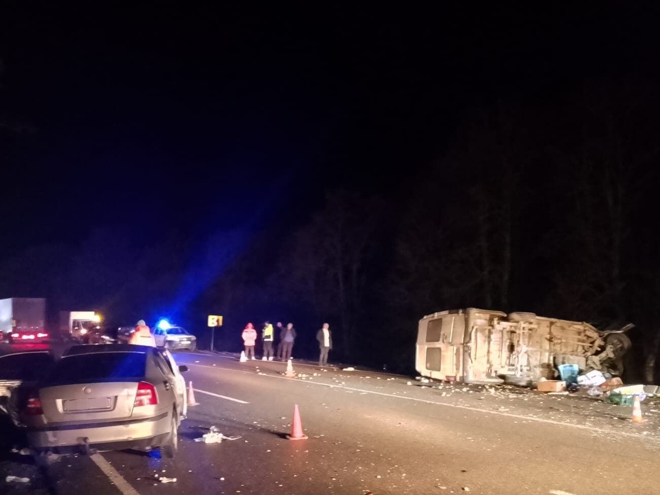 Микроавтобус после столкновения упал на бок