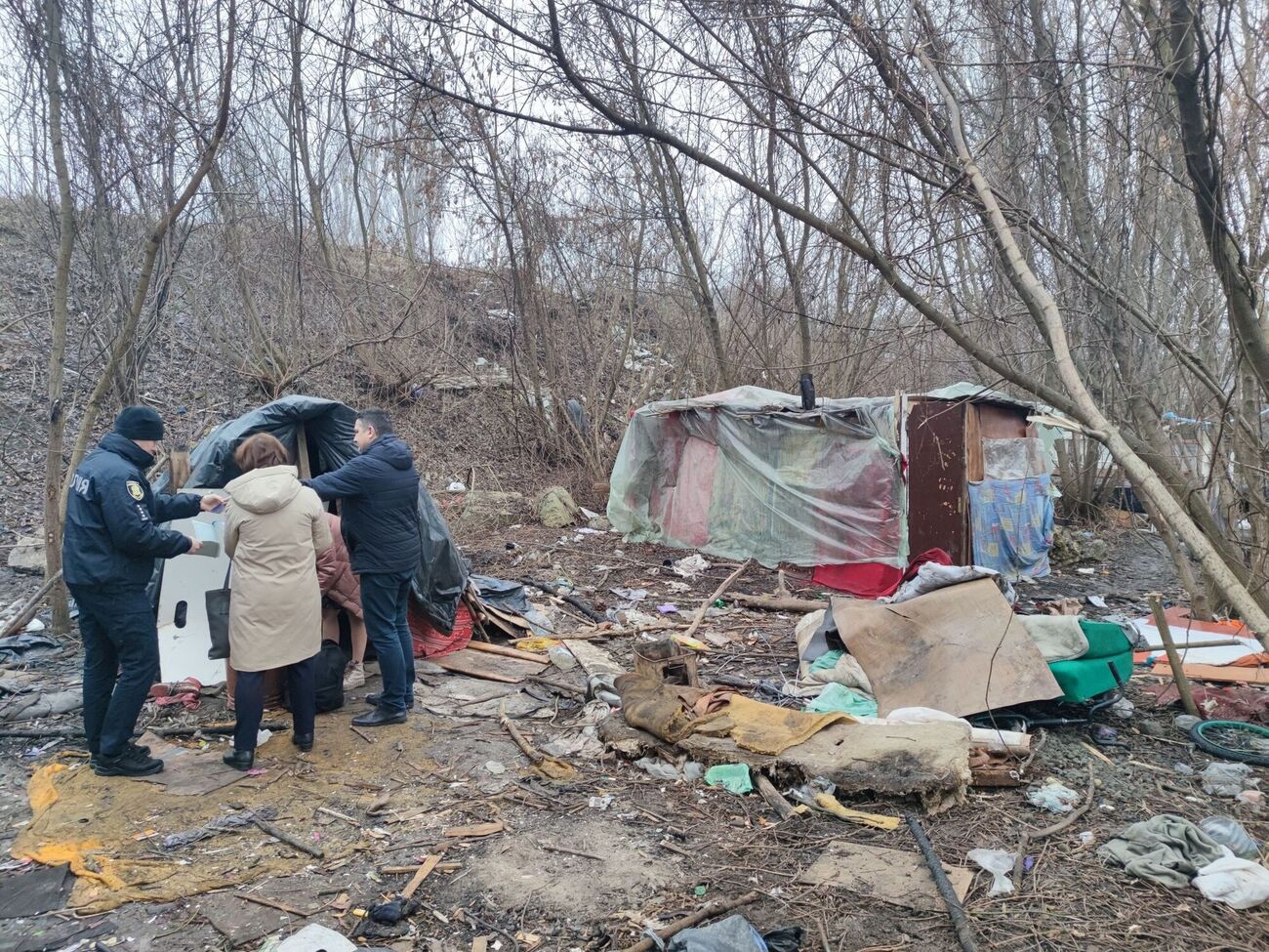 Детей из посадки забрали соцслужбы, сообщают СМИ