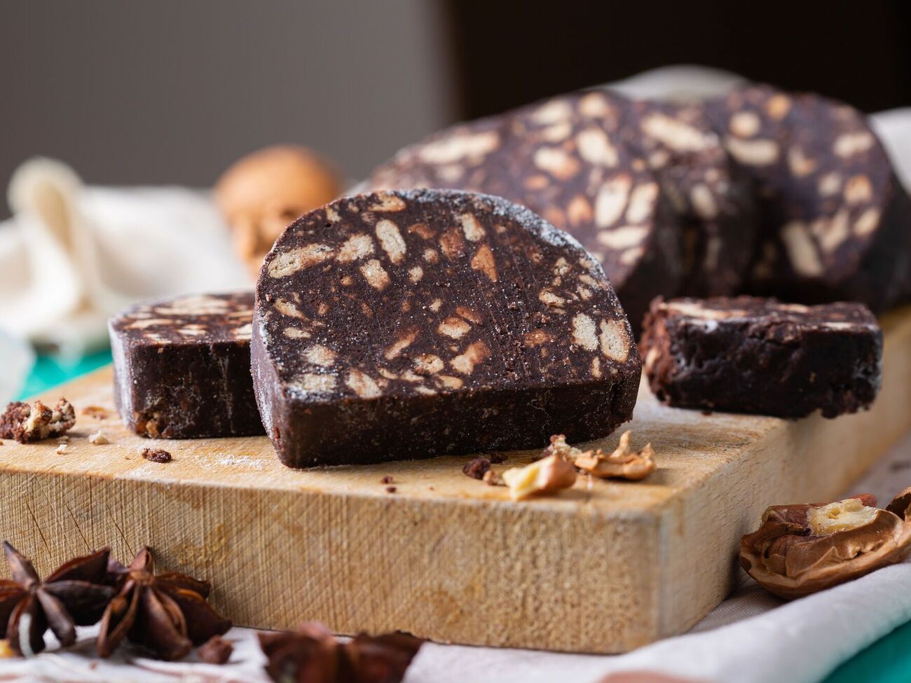 Шоколадна ковбаска має постояти в холодильнику перед подаванням