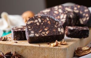 Шоколадна ковбаска має постояти в холодильнику перед подаванням