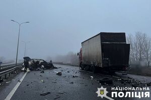 У поліції повідомили, що водіїв вантажівки й позашляховика, а також дитину, яка була в Lexus, із тілесними ушкодженнями шпиталізували