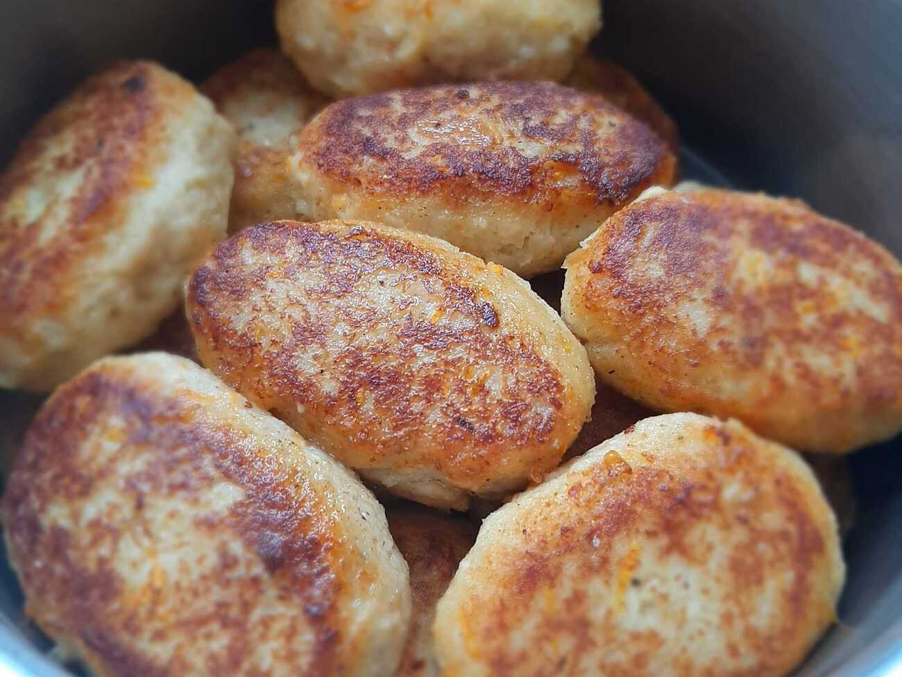 Готовые котлеты нужно протушить