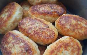 Готовые котлеты нужно протушить