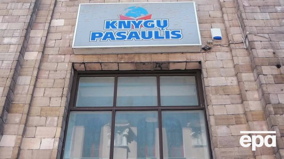В книжном магазине в Вильнюсе утверждают, что на эти атласы есть спрос, а местные законы вроде бы не запрещают их распространение