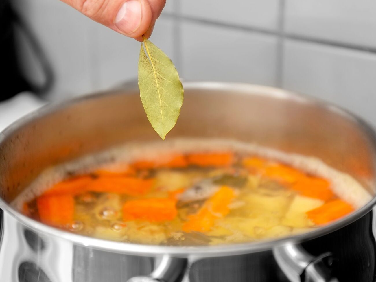 Лавровый лист будет хорошо сочетаться с говяжьим бульоном
