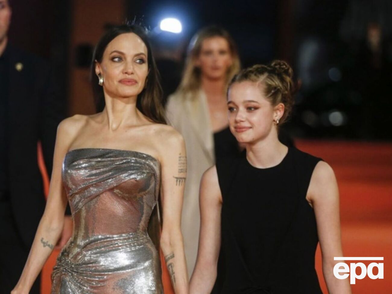 Достигнув 18-летия, Шайло оставила фамилию матери, отказавшись от фамилии отца