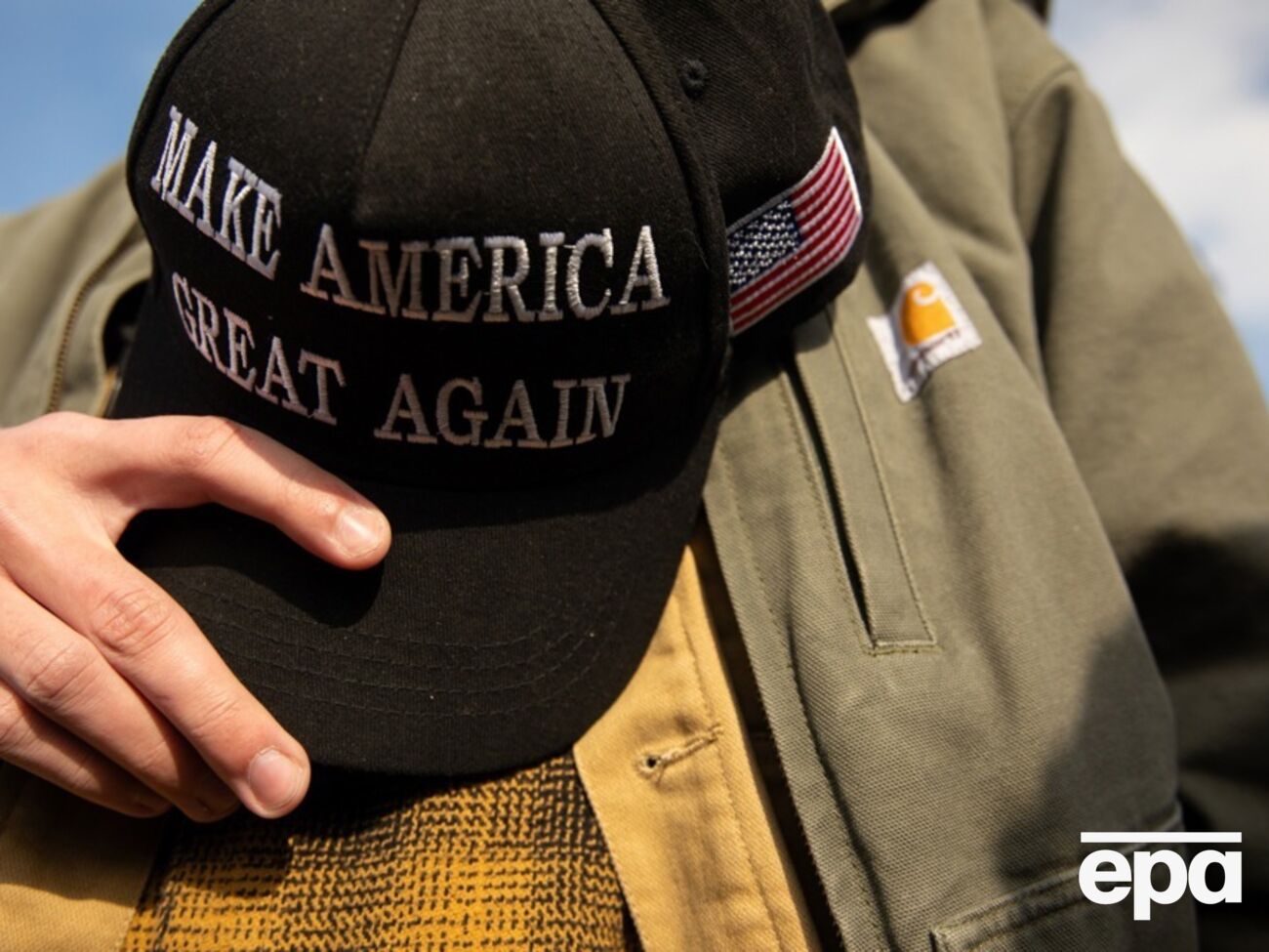 В США приостановили программы для иммигрантов