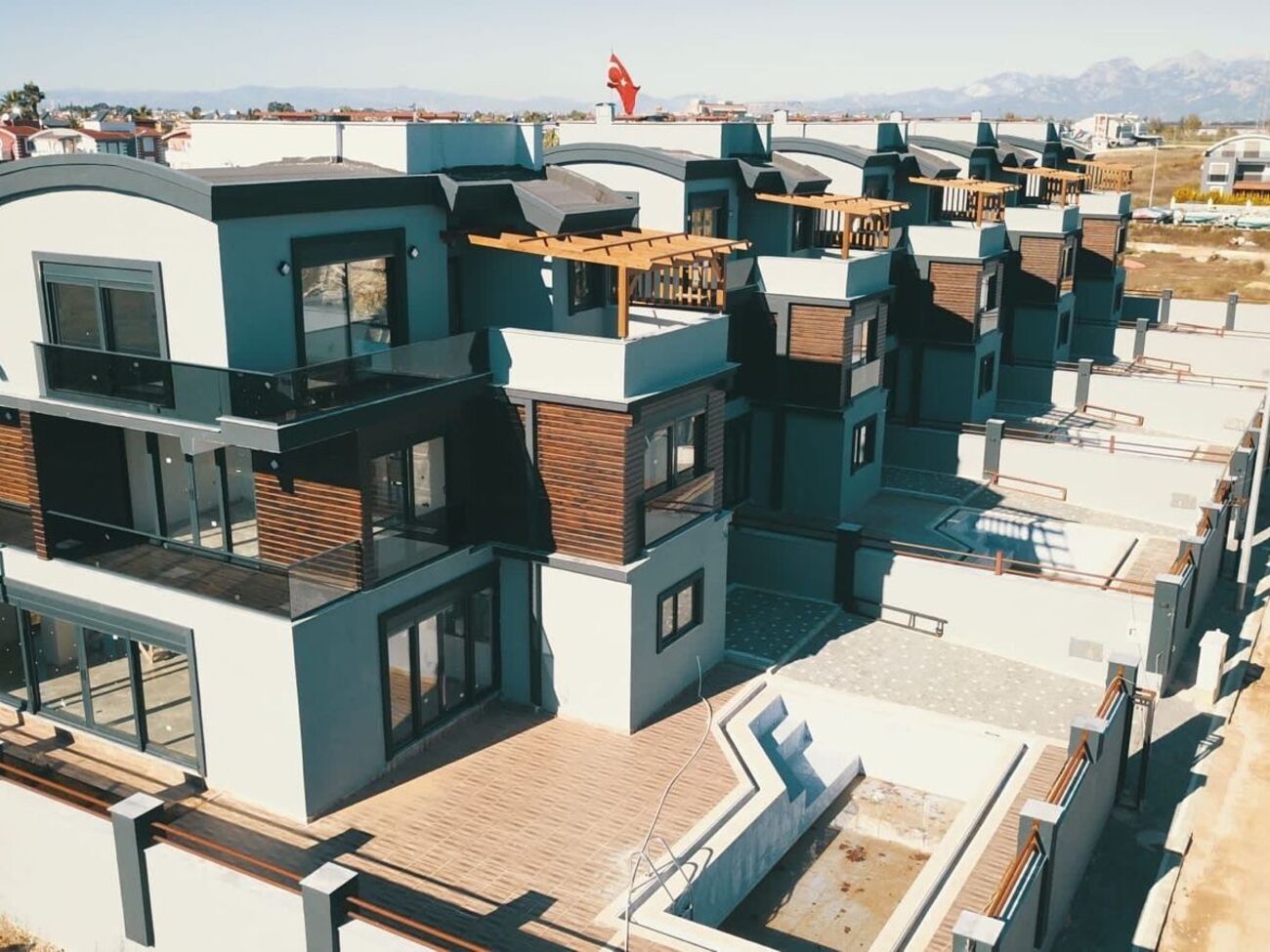 Підозрюваний обговорював придбання нерухомості за кордоном, розповіло джерело