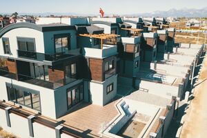 Підозрюваний обговорював придбання нерухомості за кордоном, розповіло джерело