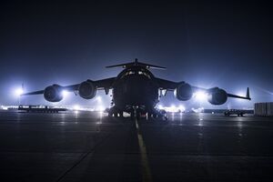 Транспортный самолет США C-17 не смог совершить рейс, так как Мексика не позволила ему приземлиться в стране, отметили СМИ