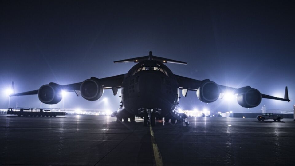 Транспортный самолет США C-17 не смог совершить рейс, так как Мексика не позволила ему приземлиться в стране, отметили СМИ