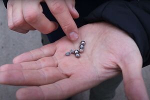 Фрагменти дрібних металевих кульок, які використали в БПЛА, виявили у дверях пошкоджених автомобілів, зазначили у прокуратурі
