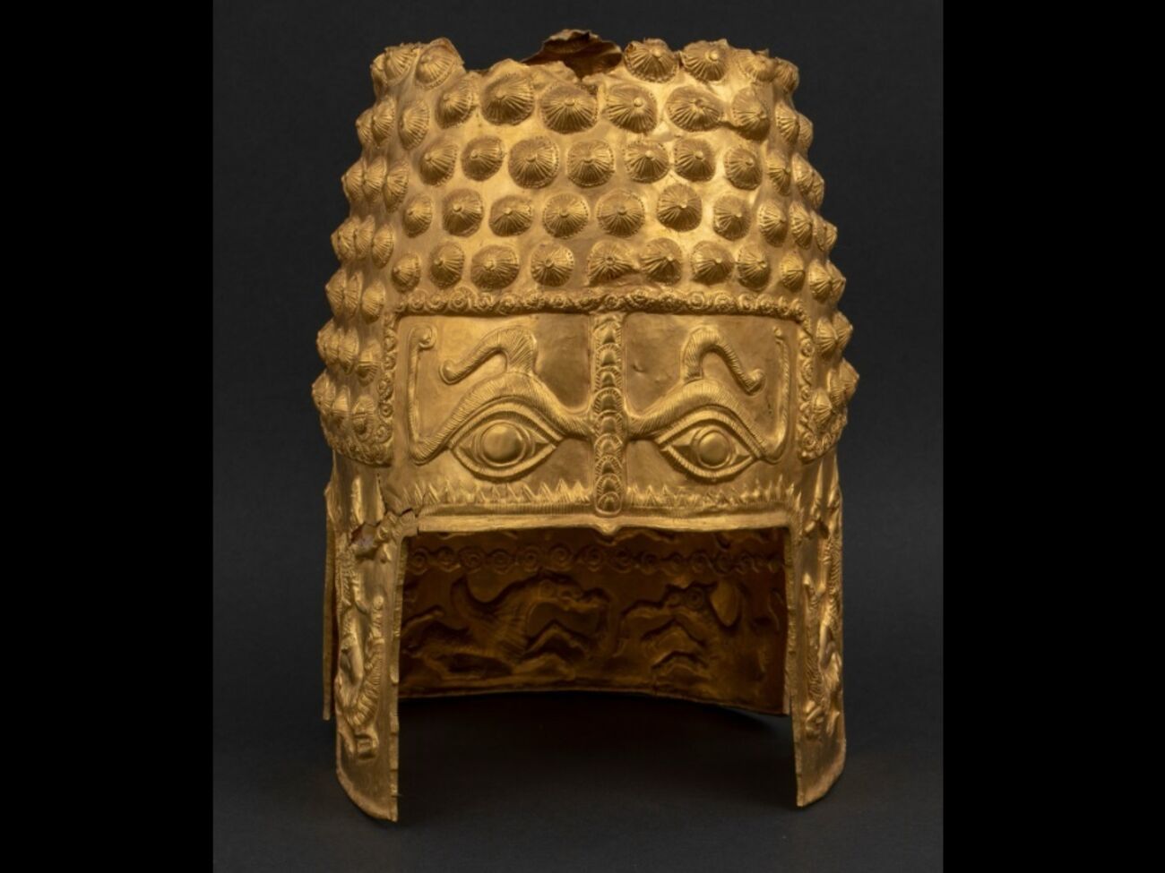 Полиция показала украденный шлем из золота