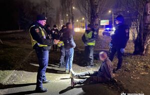 Мужчина выстрелил в 23-летнего оппонента конфликта и ударил рукояткой пистолета женщину