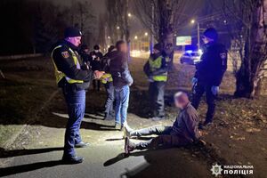 Чоловік вистрілив у 23-річного опонента конфлікту й ударив руків'ям пістолета жінку