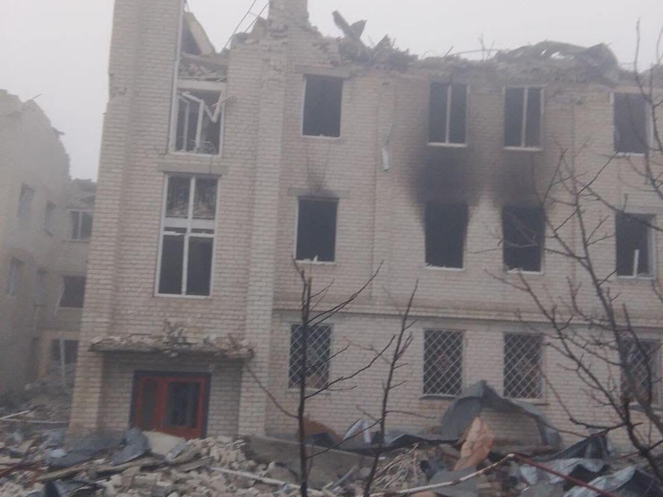 Персонал лікарні встиг сховатися в укриття. Попередньо, кілька медиків дістали контузії