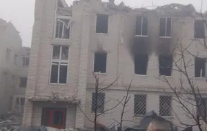 Персонал лікарні встиг сховатися в укриття. Попередньо, кілька медиків дістали контузії