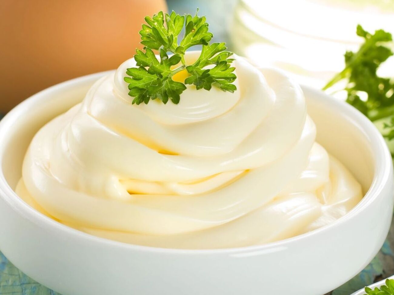 Этот майонез густой, кремовый и не уступает традиционному майонезу в кулинарии