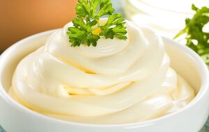 Этот майонез густой, кремовый и не уступает традиционному майонезу в кулинарии