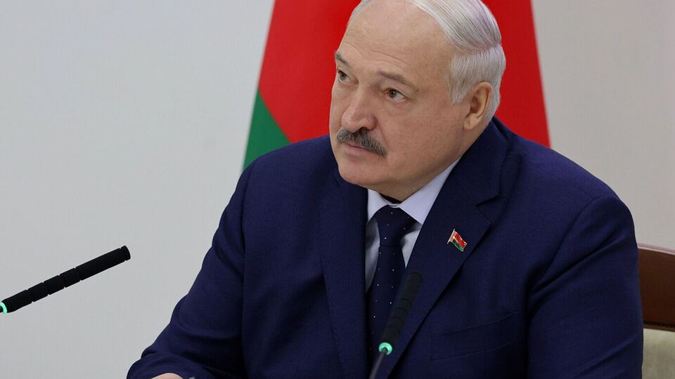 Лукашенко сказав, що йому стало зле, коли він почув про слова Зеленського стосовно удару по Мозирському НПЗ