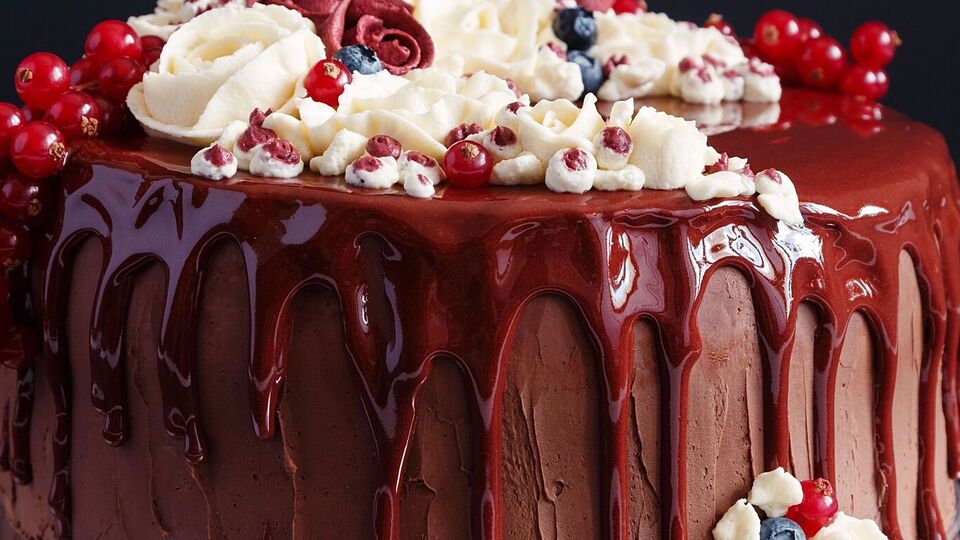 Для глазури вам понадобятся какао, сахар и вода