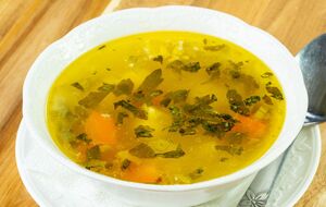 Якщо суп дуже пересолений, яблуко можна проварити приблизно 10 хвилин