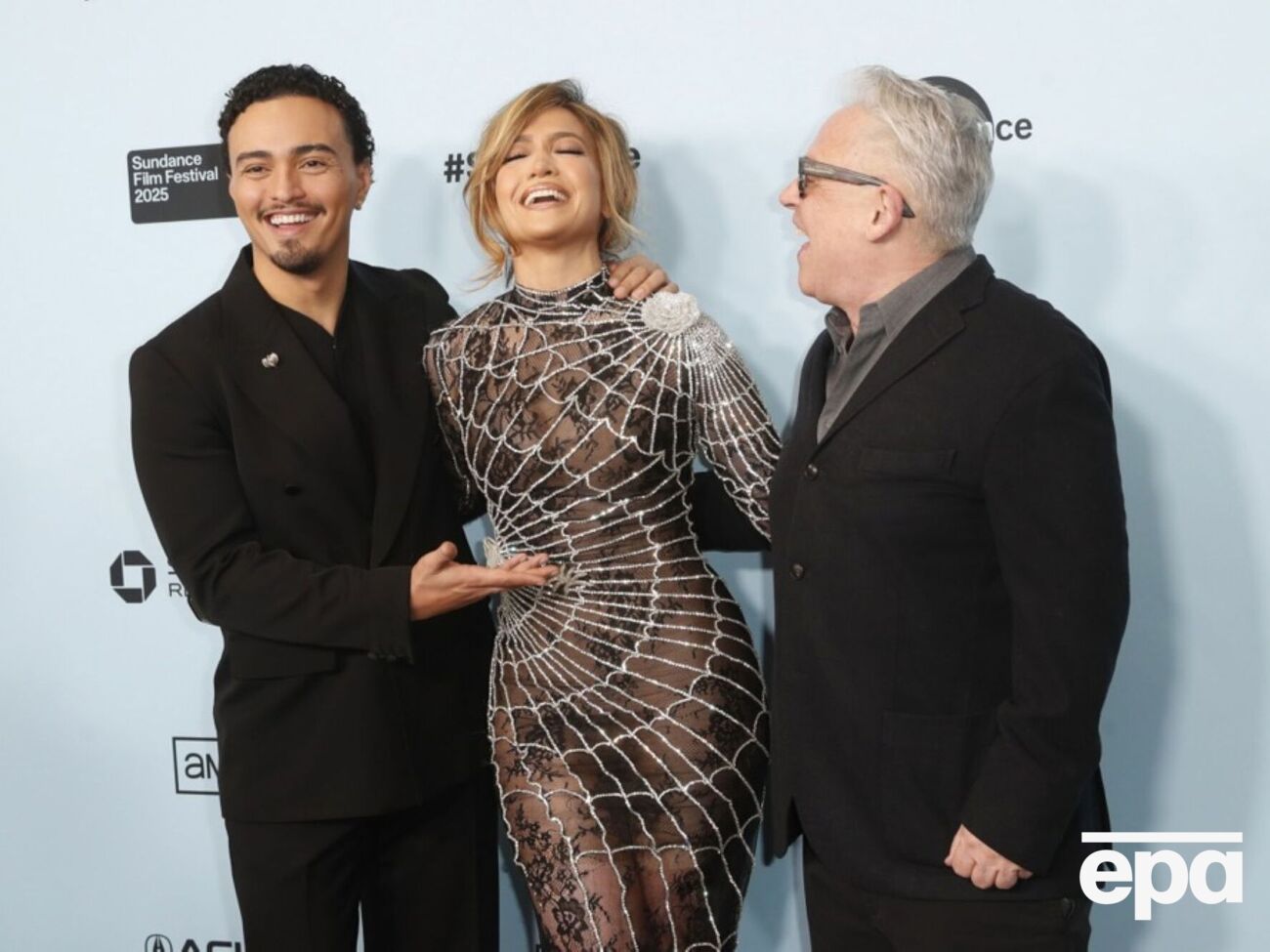 Лопес з'явилася на прем'єрі разом із Кондоном (праворуч) і Тонатіу (ліворуч)