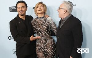 Лопес появилась на премьере вместе с Кондоном (справа) и Тонатиу (слева)