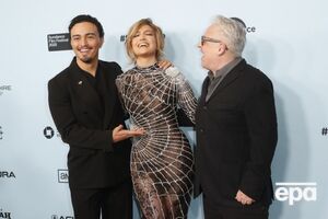 Лопес з'явилася на прем'єрі разом із Кондоном (праворуч) і Тонатіу (ліворуч)