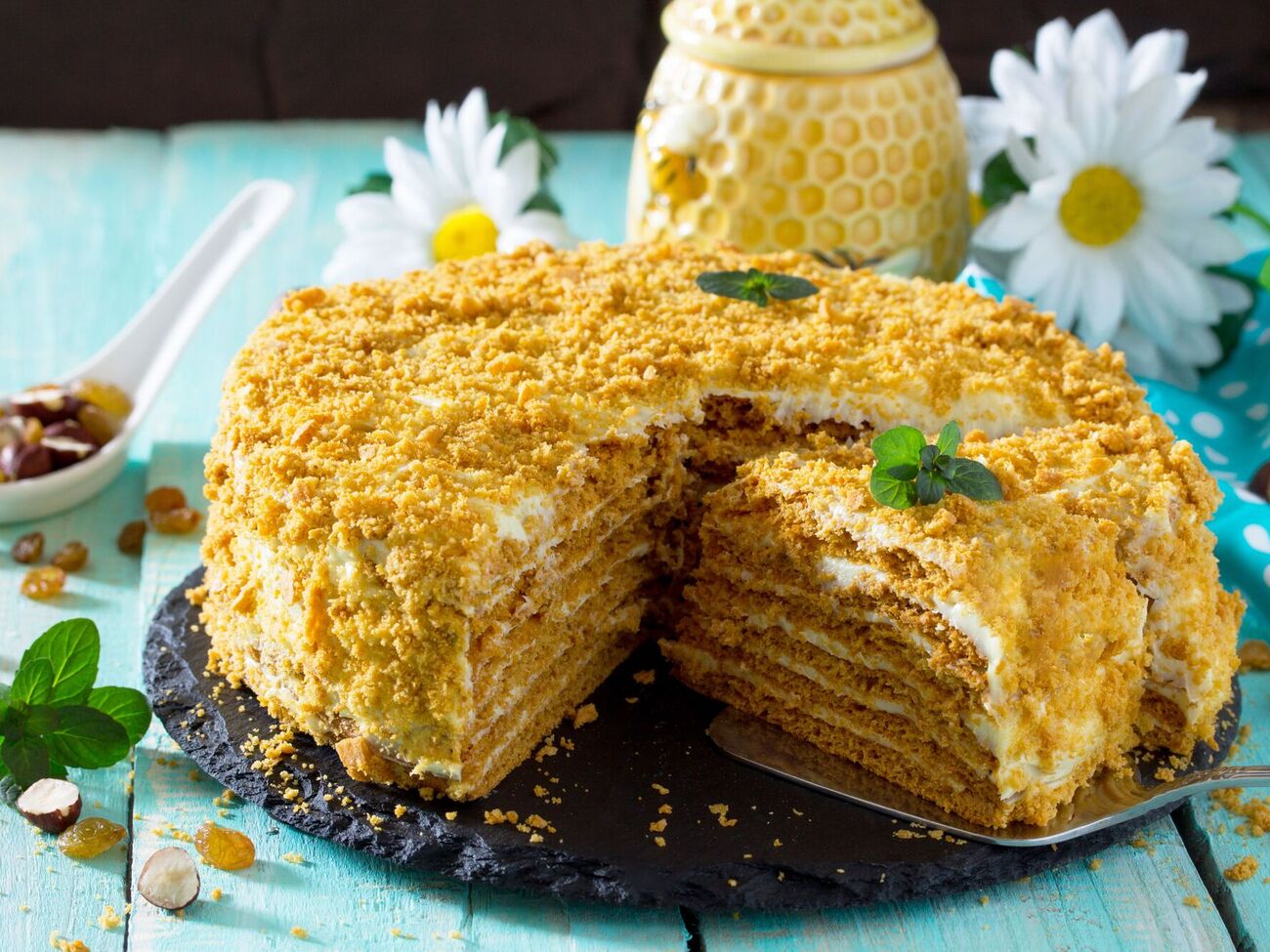 Медовик можно приготовить простым способом