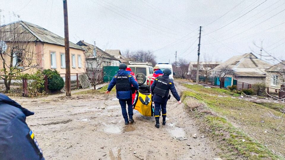 Жертв обстрілу шукали від учора