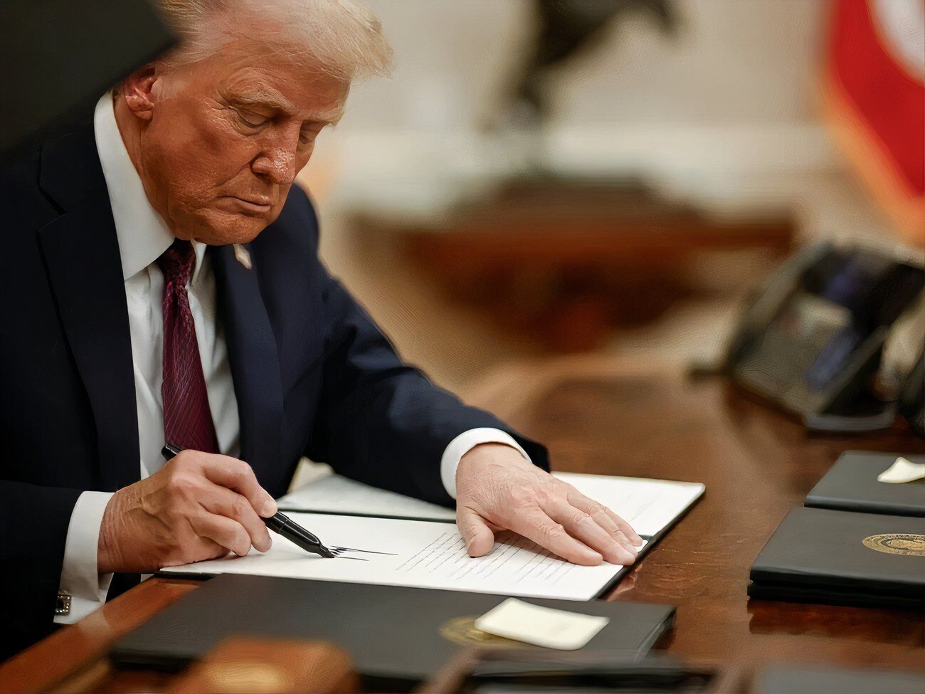 Колумбия согласилась на все условия, выдвинутые президентом Трампом, заявили в Белом доме