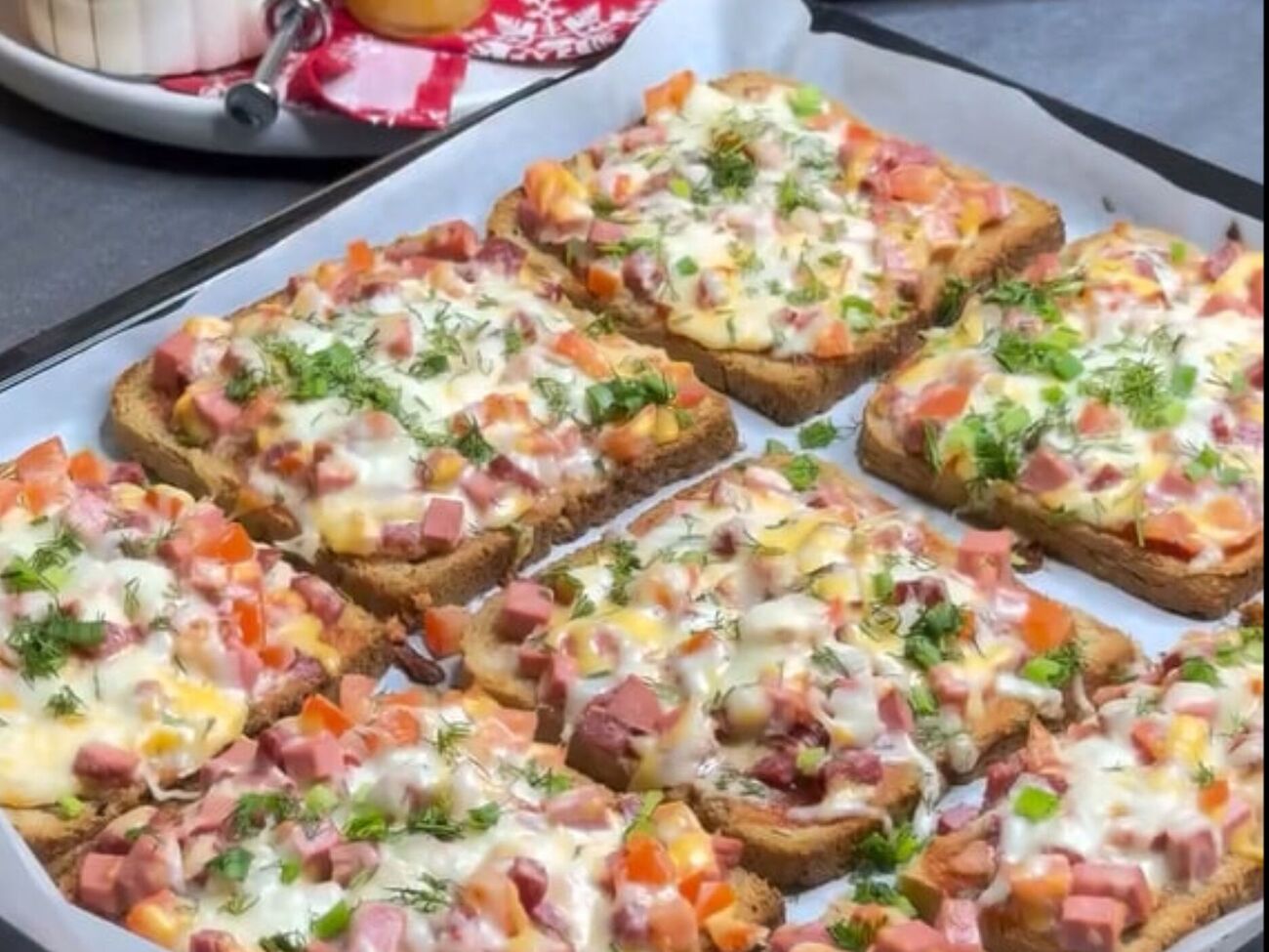 Готові бутерброди посипте подрібненою зеленню