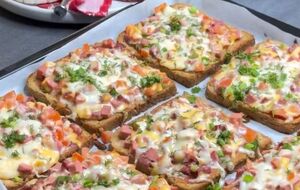 Готовые бутерброды посыпьте измельченной зеленью