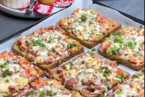 Готовые бутерброды посыпьте измельченной зеленью